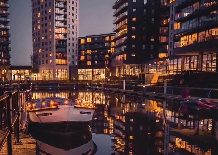 Primedoorstep Deluxe City Apt, River Canal View& Free Parking!